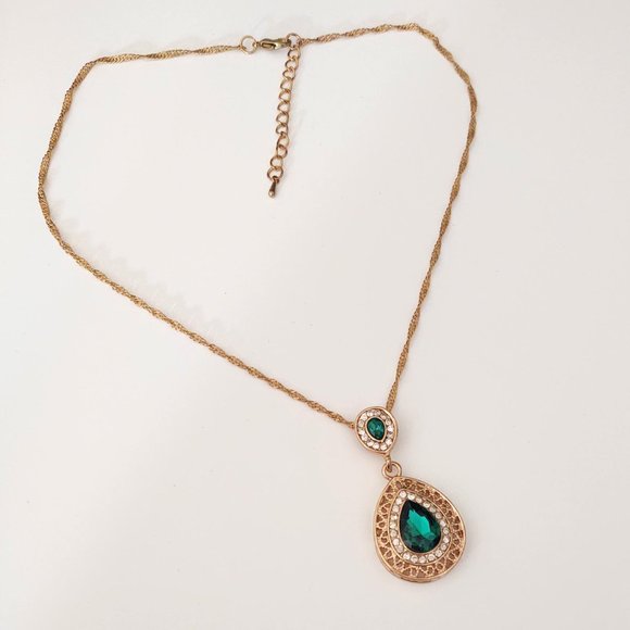 Ornate faux emerald and rhinestone gold pendant necklace - Picture 8 of 10